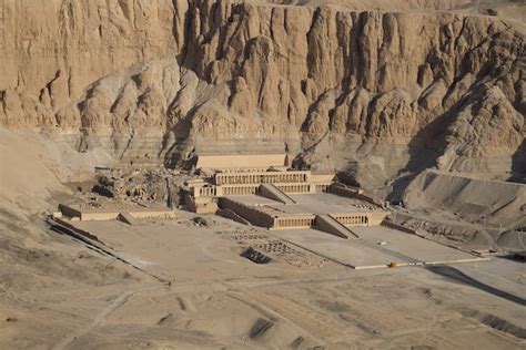 Nằm ẩn trong lòng sa mạc vàng, Huyền thoại lịch sử của Đền Hatshepsut và vẻ đẹp mê hoặc của thung lũng Nile!